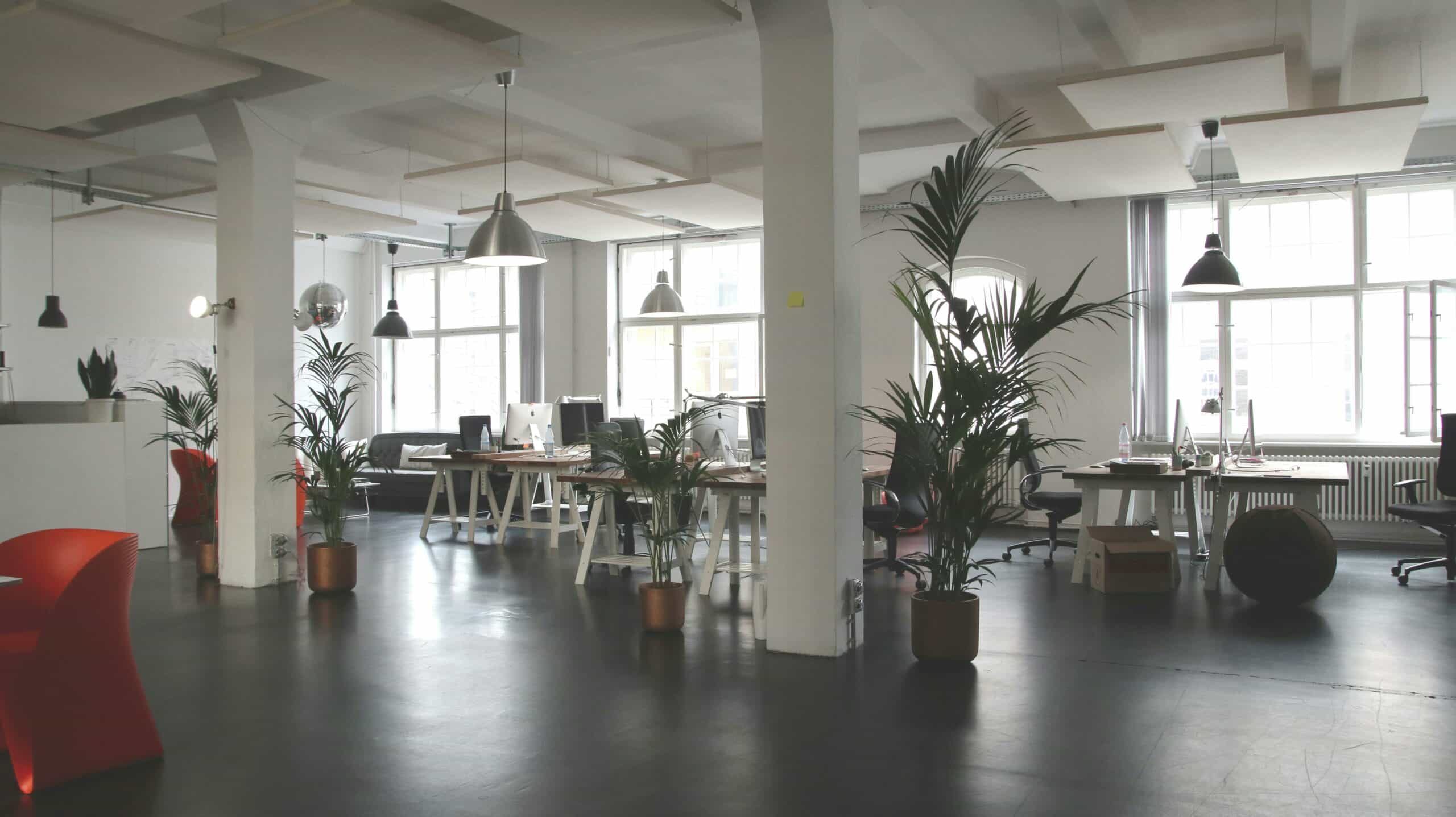 Forvandl dit arbejdsmiljø med topmoderne akustiklofter